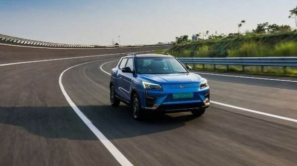 Mahindra delivers 400 units of the XUV400 electric SUV on Gudi Padwa