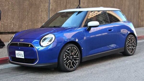 Next-generation MINI Cooper SE Electric spied sans camouflage, debut soon